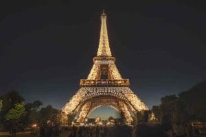 Eiffel tower sparkles at night