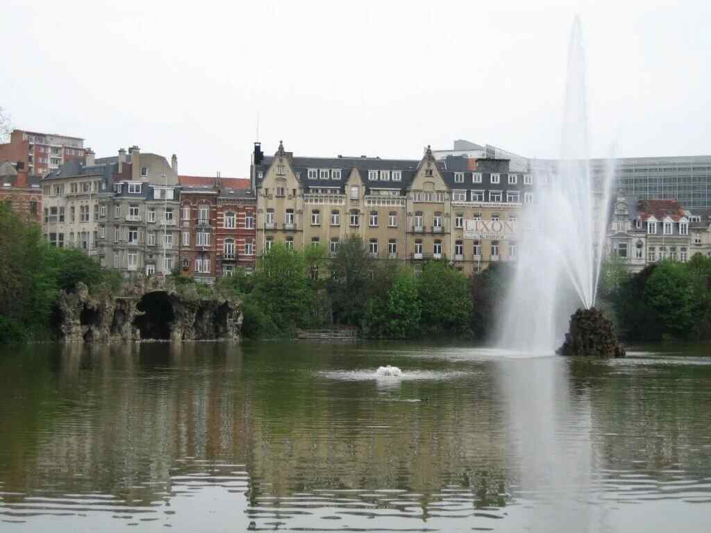 Marie Louise Square park with greenery, a lake and fountain.