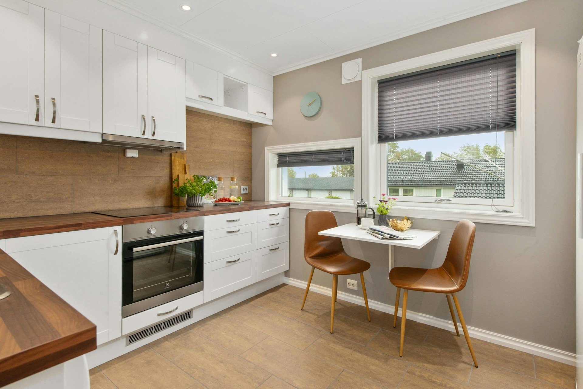 serviced-accommodation-case-study A kitchen and dining table