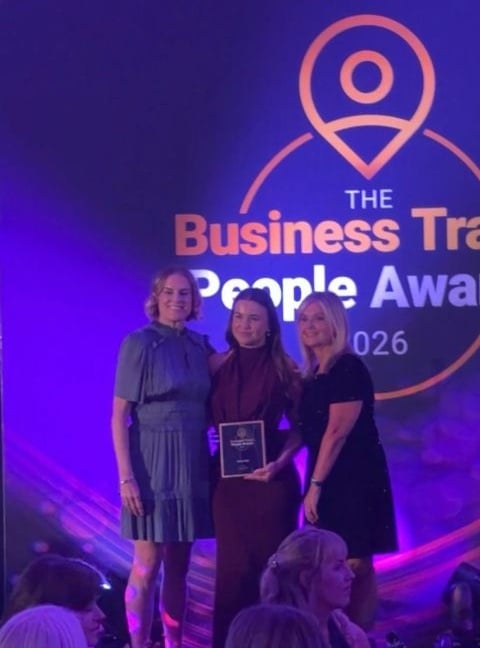 Group photo of Abbie Erdbrink at Situ, receiving the ‘Rising Star’ award at the Business Travel People Awards 2026.